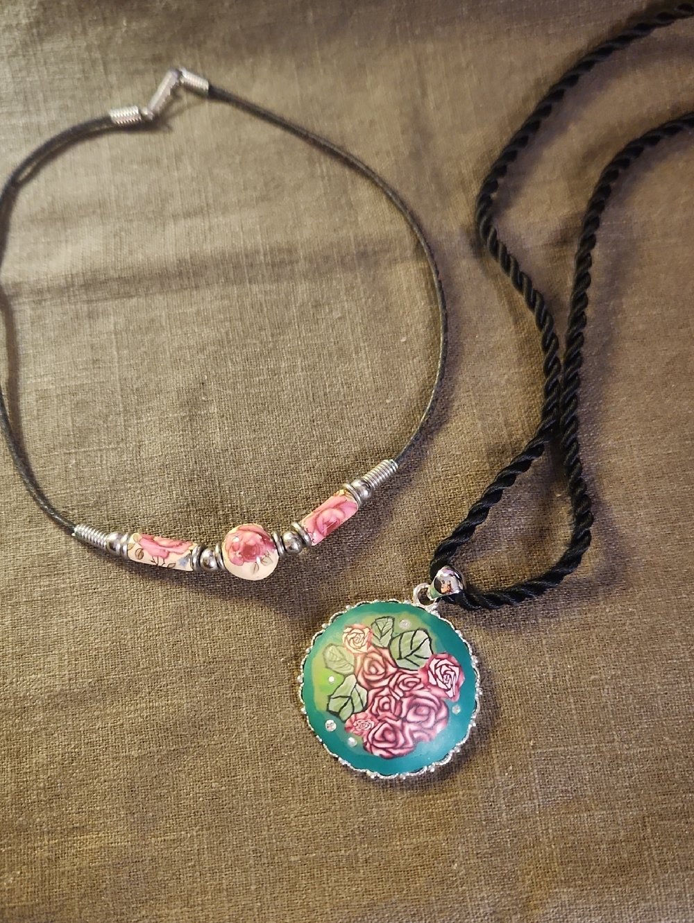 Roses Pendant & Beaded Necklace Theme Set – Vintage Style 🌹
